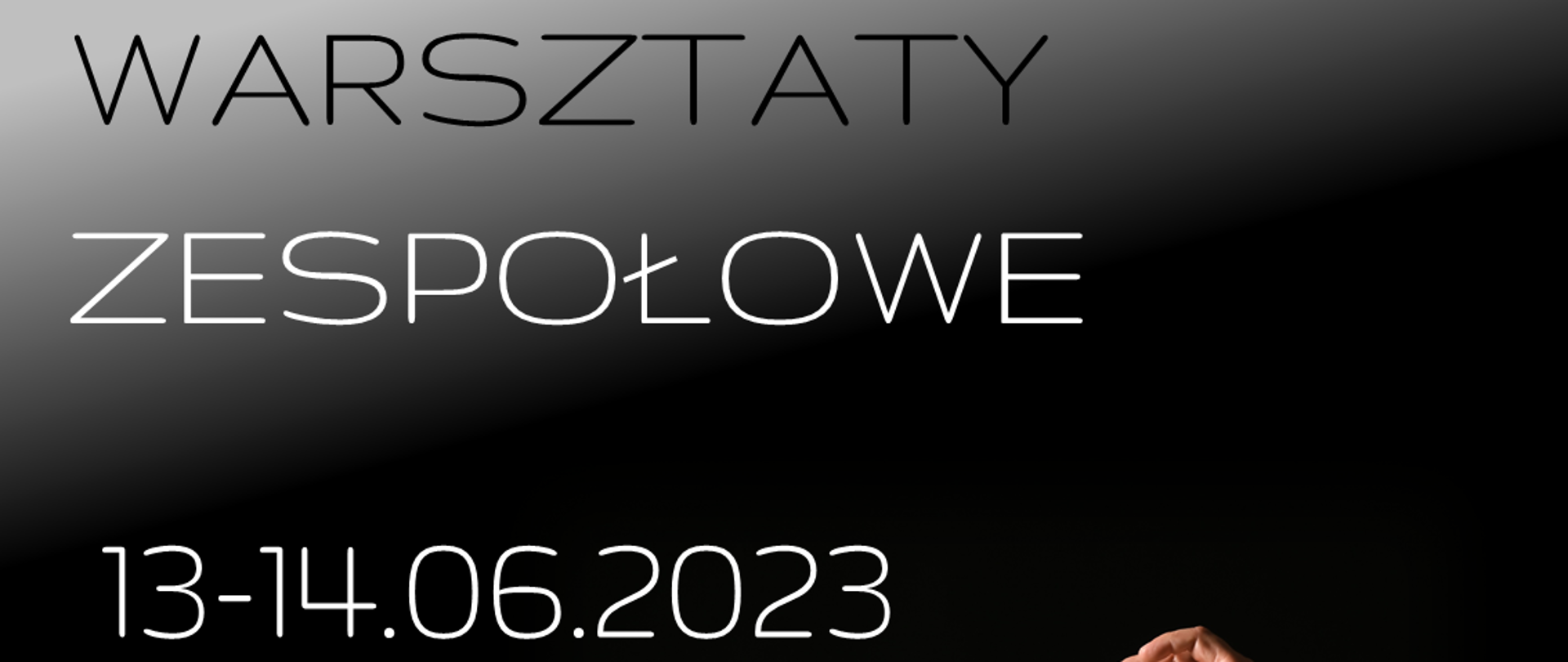 Plakat na czarno-białym tle z białymi i ciemnoszarymi napisami. U góry nazwa i data wydarzenia. W centrum prowadzący oraz grupa docelowa. Z prawej strony dłonie trzymające batutę. U dołu harmonogram prób oraz data koncertu. 