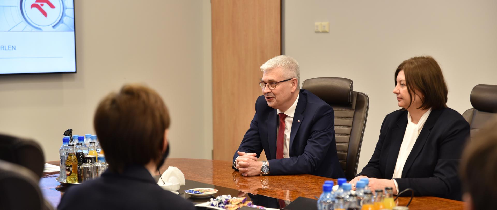 Wiceminister Zyska z wizytą studyjną w PKN Orlen w Płocku