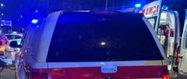 Na zdjęciu widać samochód pożarniczy oraz ambulans.