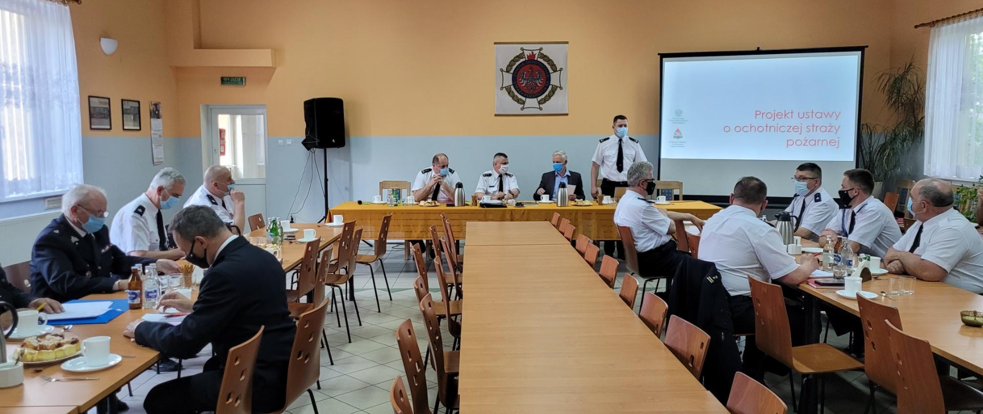 Sala szkoleniowa Remizy OSP, trwają konsultacje na temat Ustawy o OSP. Strażacy podczas obrad. 