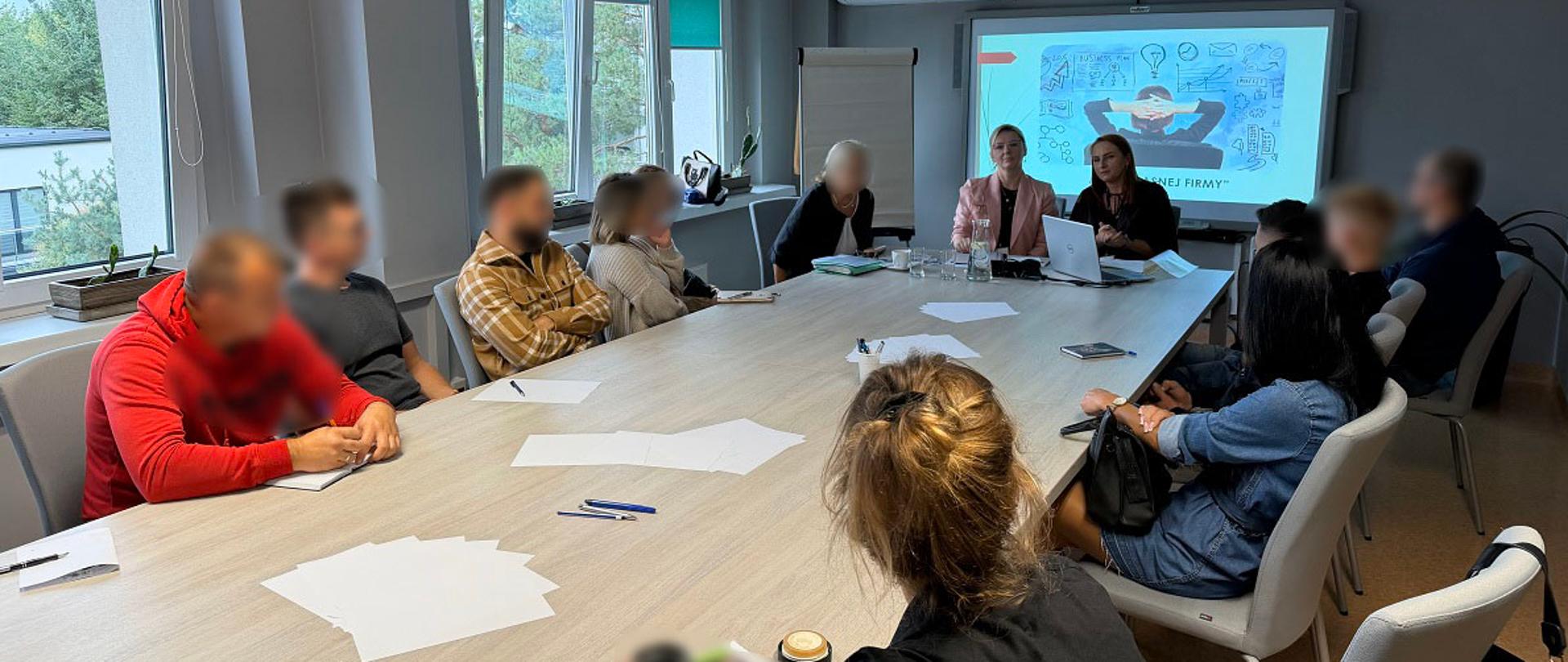 Licznie zgromadzeni uczestnicy siedzą w sali. Przed nimi są ekspertki. Na ekranie wyświetlany jest slajd.