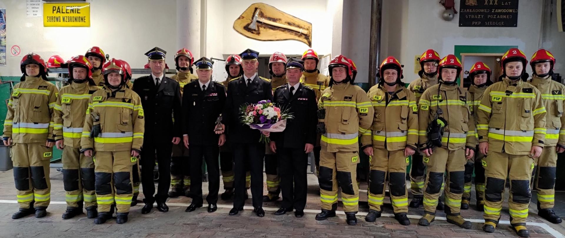 Pożegnanie ze służbą st. ogn. Andrzeja Książka - zdjęcie grupowe strażaków.