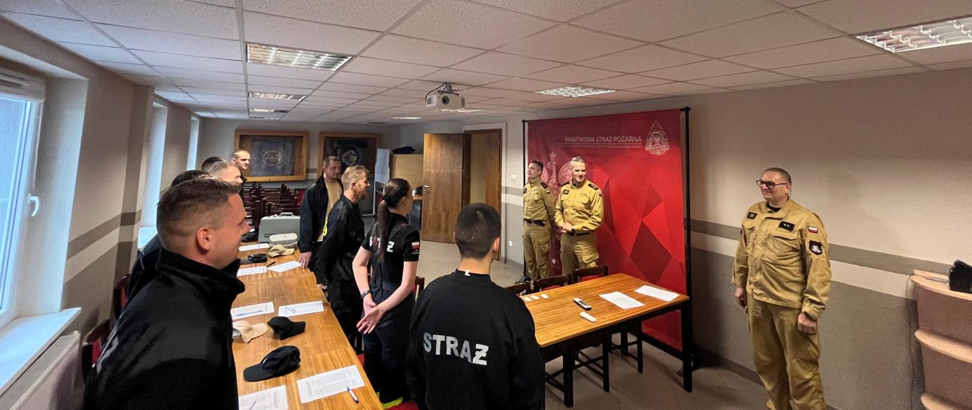Druhowie przystępujący do egzaminu oraz kierownictwo KP PSP w Nowym Tomyślu