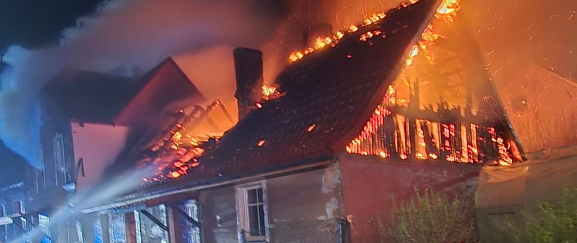 Dach i część budynku objęta była płomieniami.
