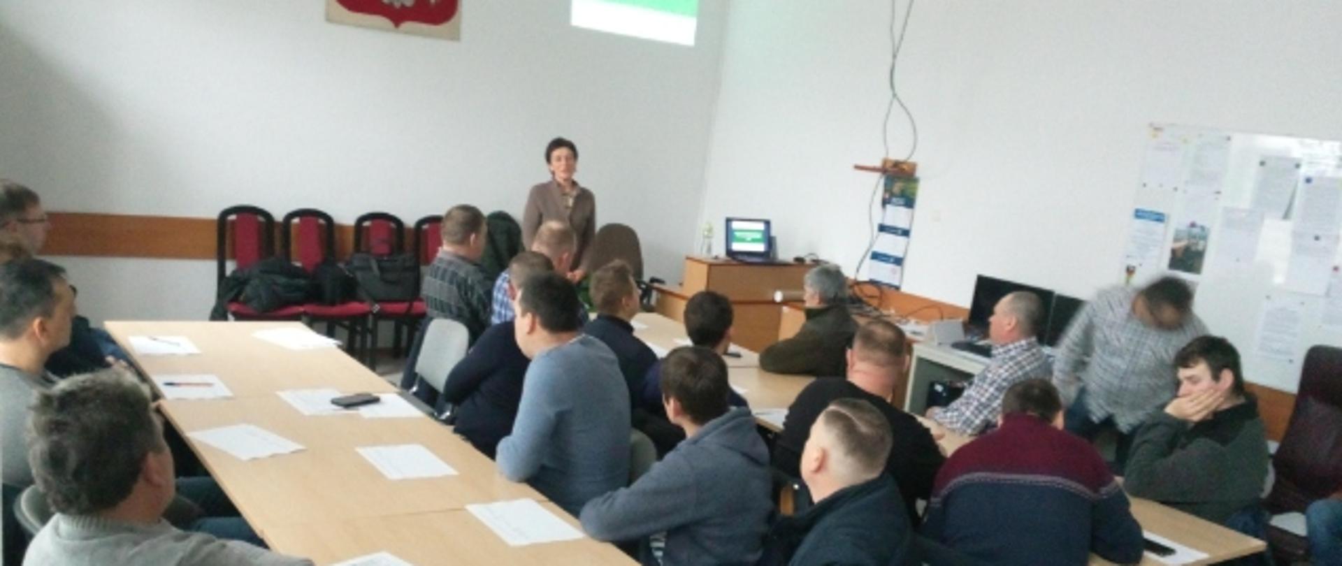 Uczestnicy szkolenia w zakresie stosowania środków ochrony roślin sprzętem naziemnym.