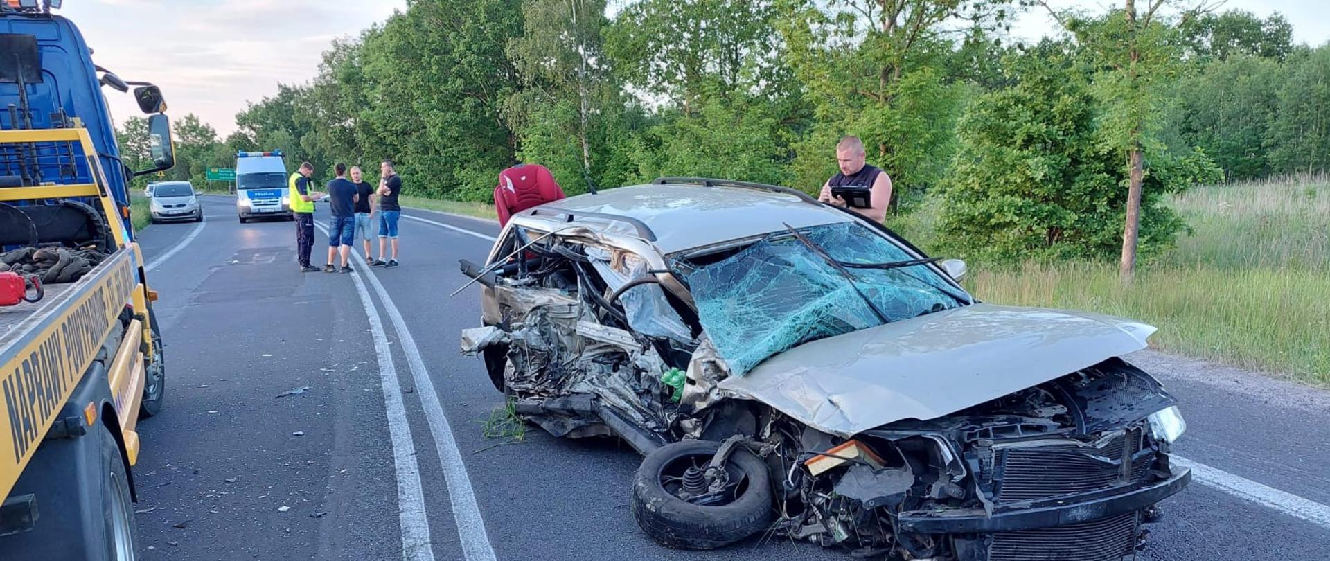 Rozbity samochód osobowy na jezdni