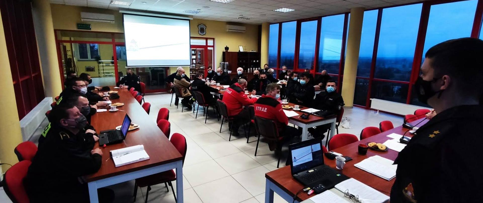 Na zdjęciu w sali sztabowej Komendy Powiatowej PSP w Chełmnie znajdują się druhowie z jednostek OSP z terenu całego powiatu, oraz funkcjonariusze komendy powiatowej podczas omawiania jednego z zagadnień. 