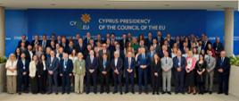 Duża grupa uczestników konferencji stoi do wspólnego zdjęcia przed ścianą z napisem „Cyprus Presidency of the Council of the EU”.
