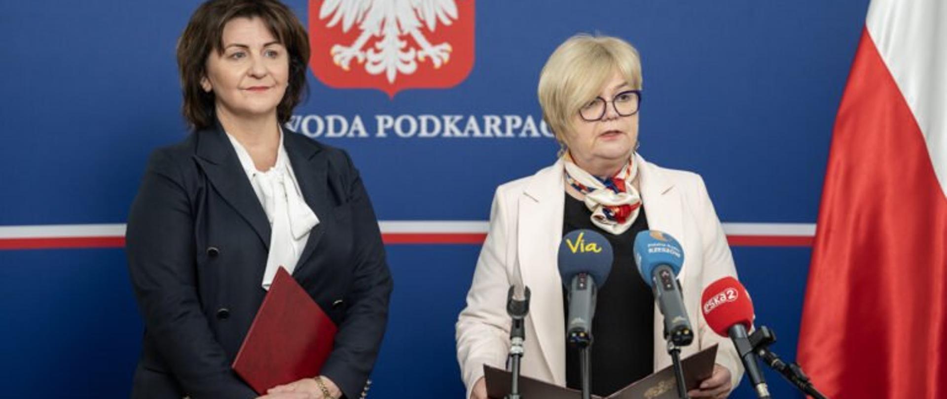 Wojewoda podkarpacki Teresa Kubas-Hul i dyrektor Wydziału Polityki Społecznej Podkarpackiego Urzędu Wojewódzkiego w Rzeszowie Irena Marszałek-Czekierda