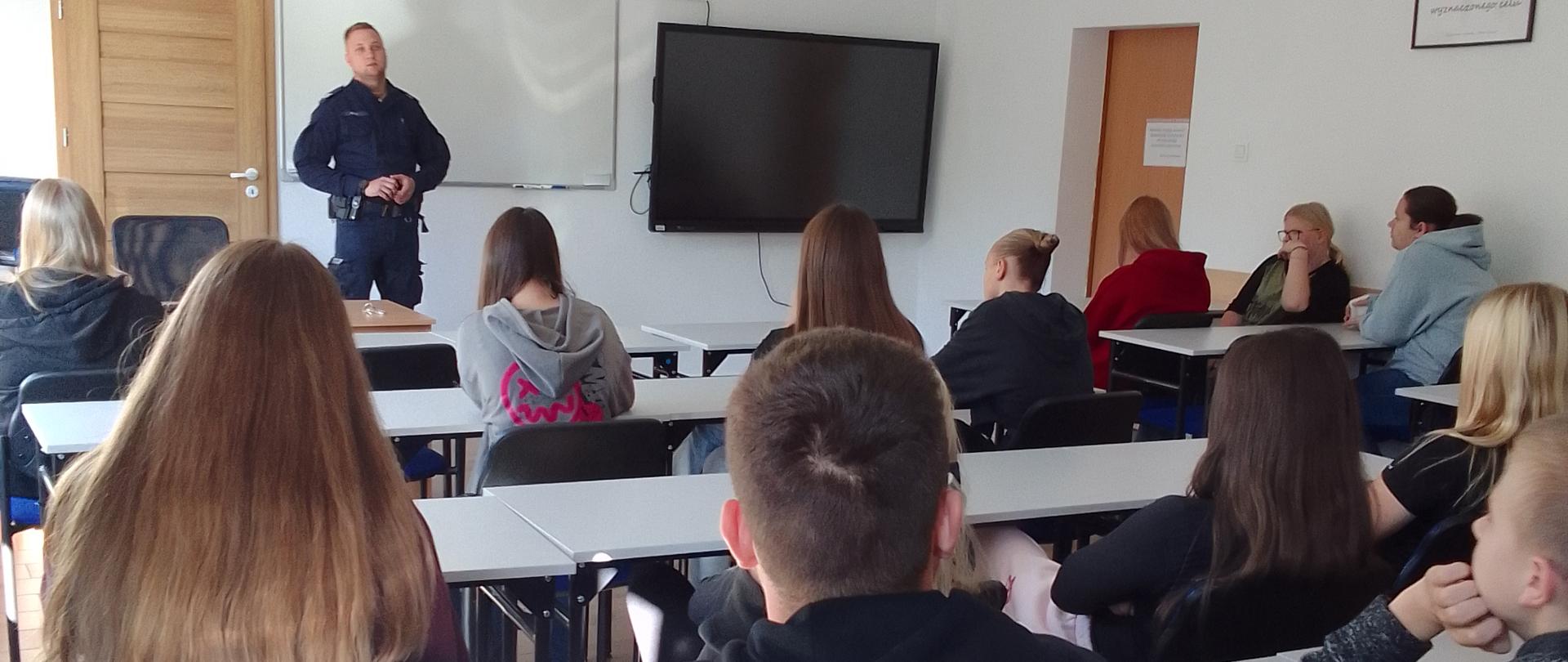 Spotkanie z dzielnicowym Komendy Powiatowej Policji we Włodawie w ramach Tygodnia o Przeciwdziałaniu Przemocy Rówieśniczej