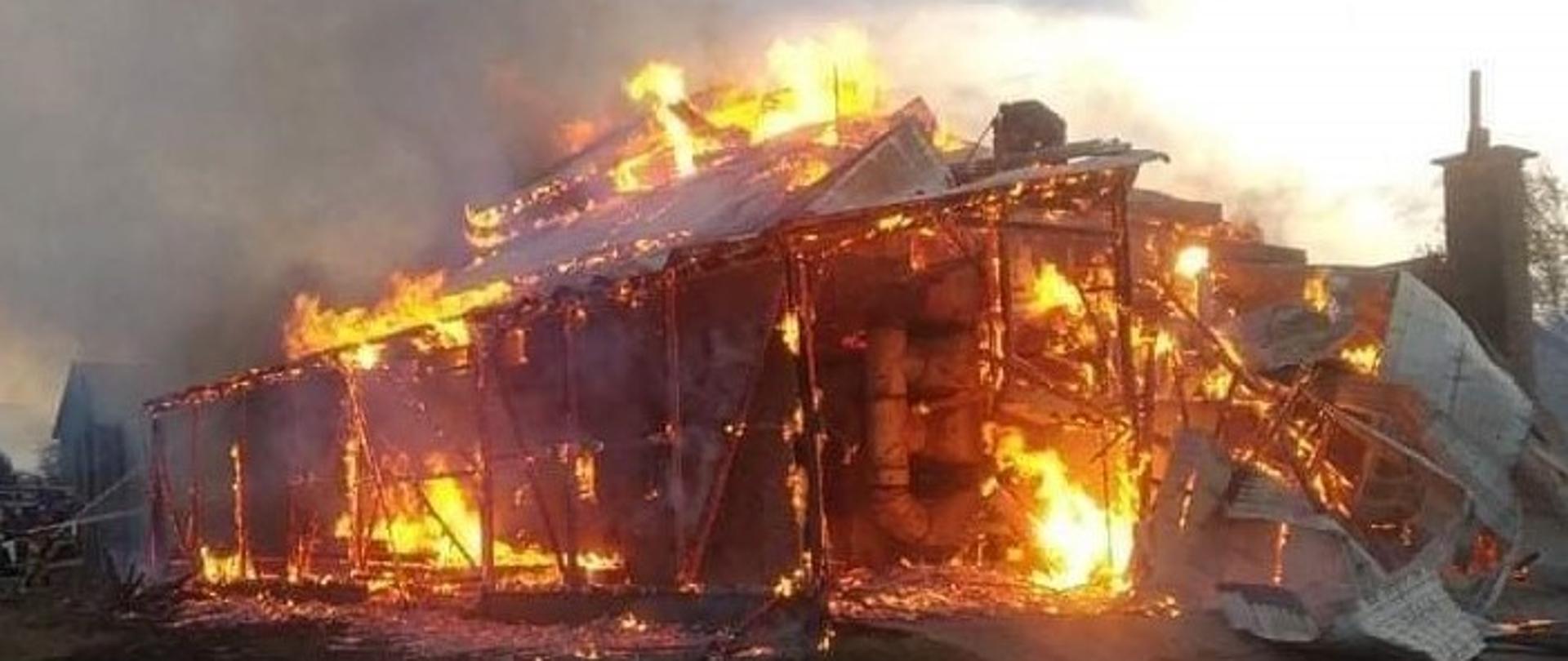 Na zdjęciu widać rozwinięty pożar budynku suszarni 