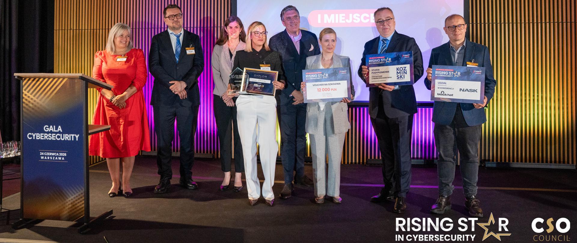 Laureatka 1. miejsca w konkursie Rising Star in Cybersecurity wraz z osobami wręczającymi nagrody