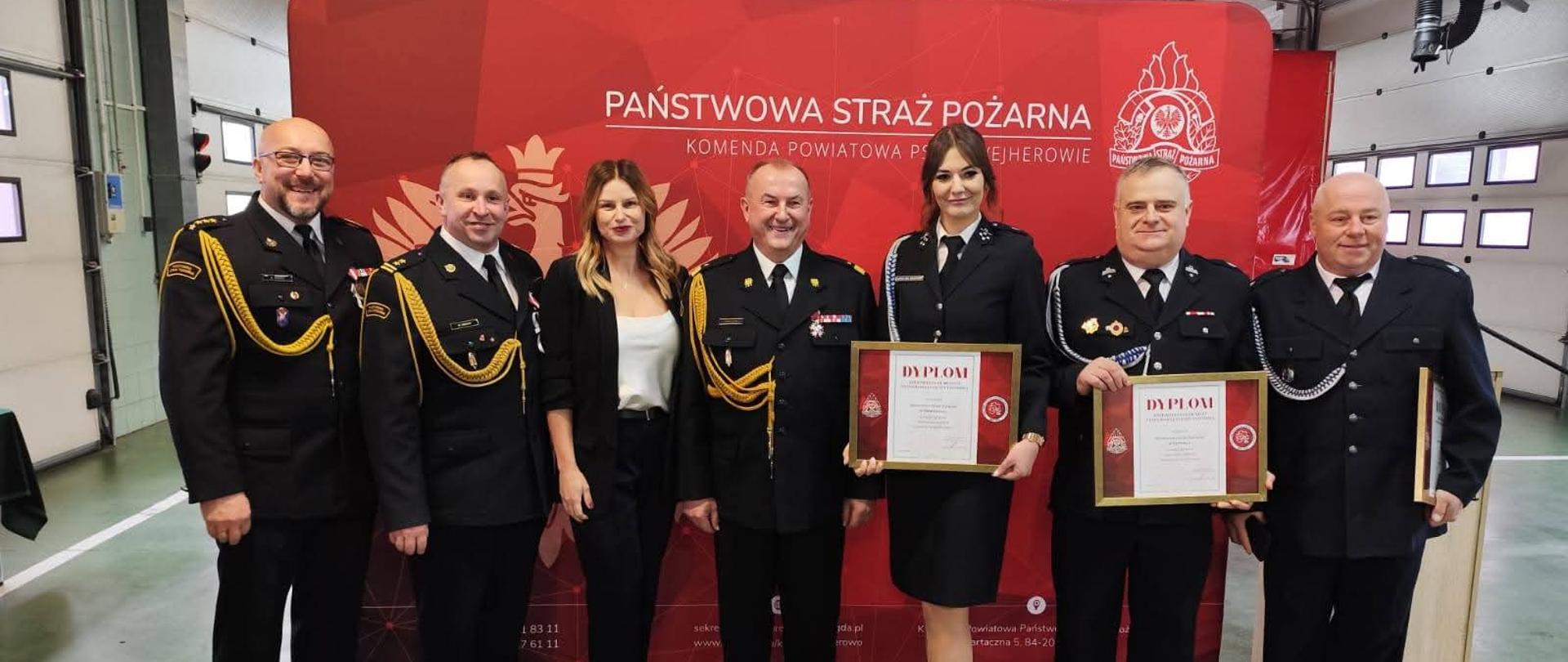 Na zdjęciu: Pomorski Komendant Wojewódzki PSP, nadbryg. Jacek Niewęgłowski, Komendant Powiatowy KP PSP w Pucku, Urszula Ceynowa – odpowiedzialna za kadry w KP PSP Puck, oraz przedstawiciele OSP Karwia, Sławoszyno i Żarnowiec z okazji 30-lecia Krajowego Systemu Ratowniczo-Gaśniczego. 