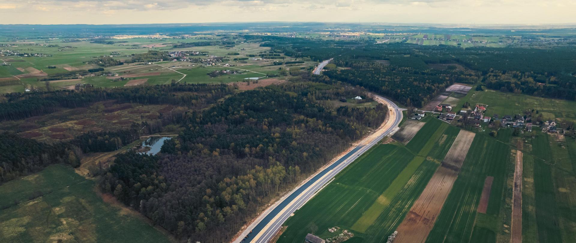 Bezkresne pola oraz lasy w pobliżu przebudowywanego odcinka DK91 (Markowice - Brudzowice)
