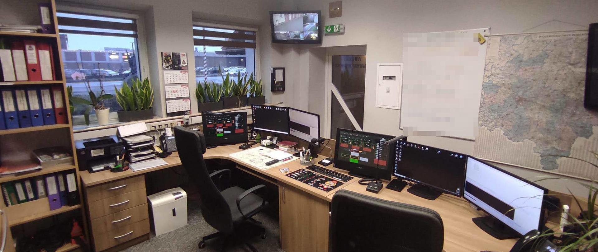 Zdjęcie stanowiska kierowania wyposażonego w konsolę sterującą łącznością radiową na terenie powiatu. Stanowisko Kierowania pełni funkcję dyspozytorską i operatorską. 