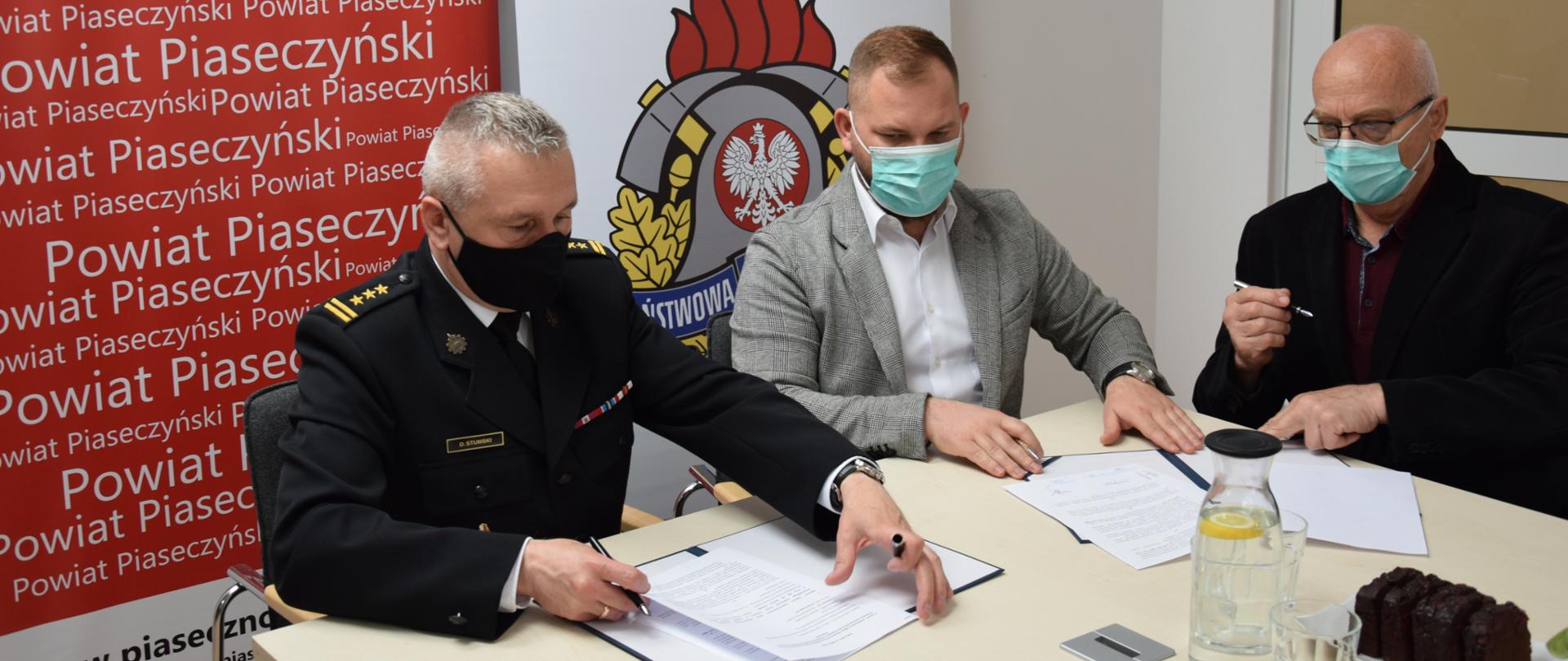 Podpisanie umowy o przekazaniu środków na zakup nowego ciężkiego samochodu ratowniczo gaśniczego