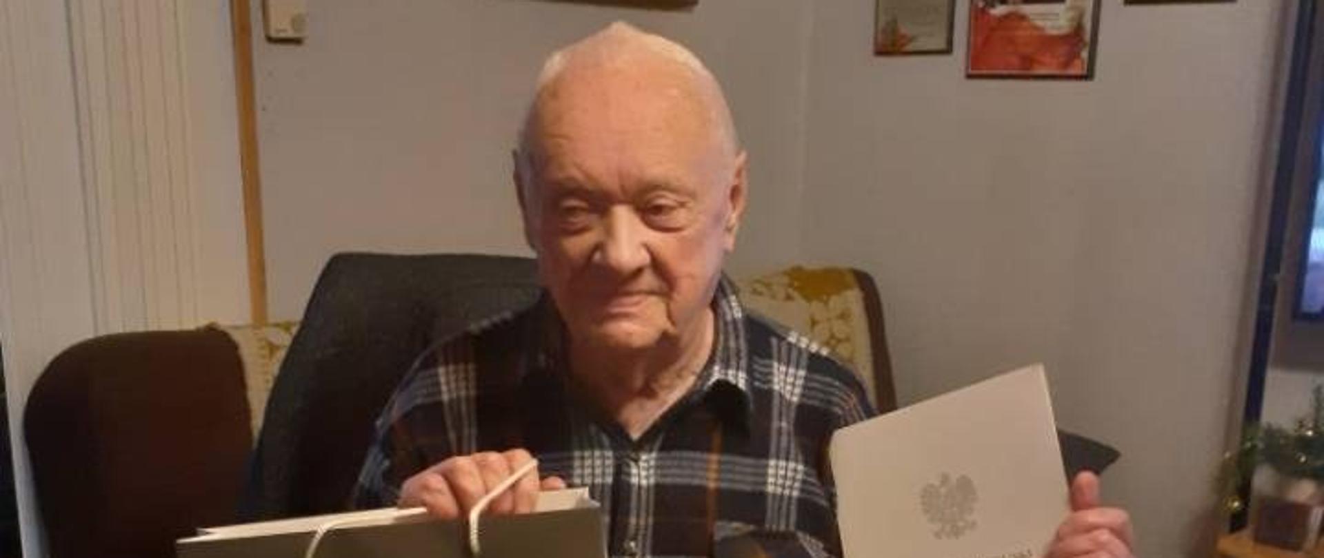 Przekazanie życzeń od wojewody Kombatantom