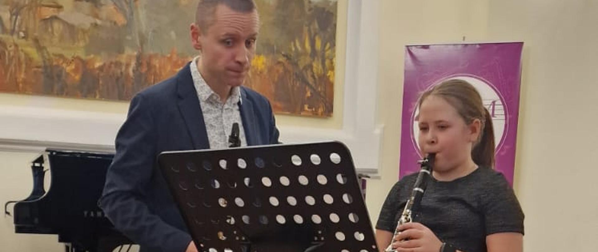 na scenie uczennica grająca na klarnecie