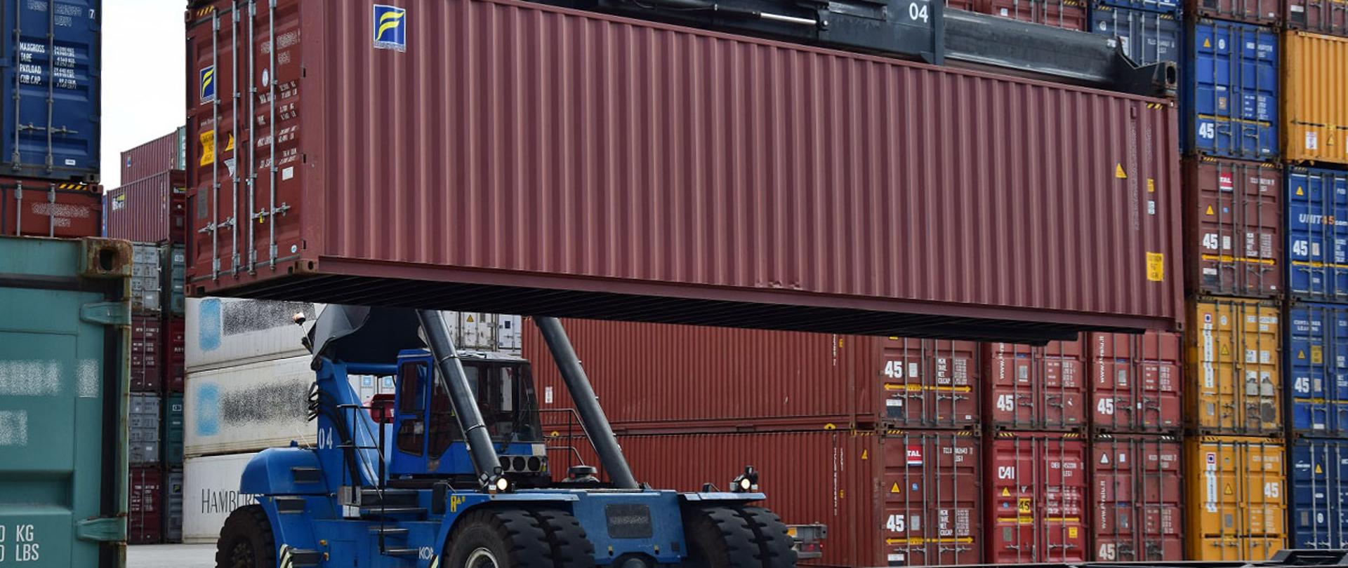 Specjalistyczny dźwig ładuje kontener na ciągnik siodłowy