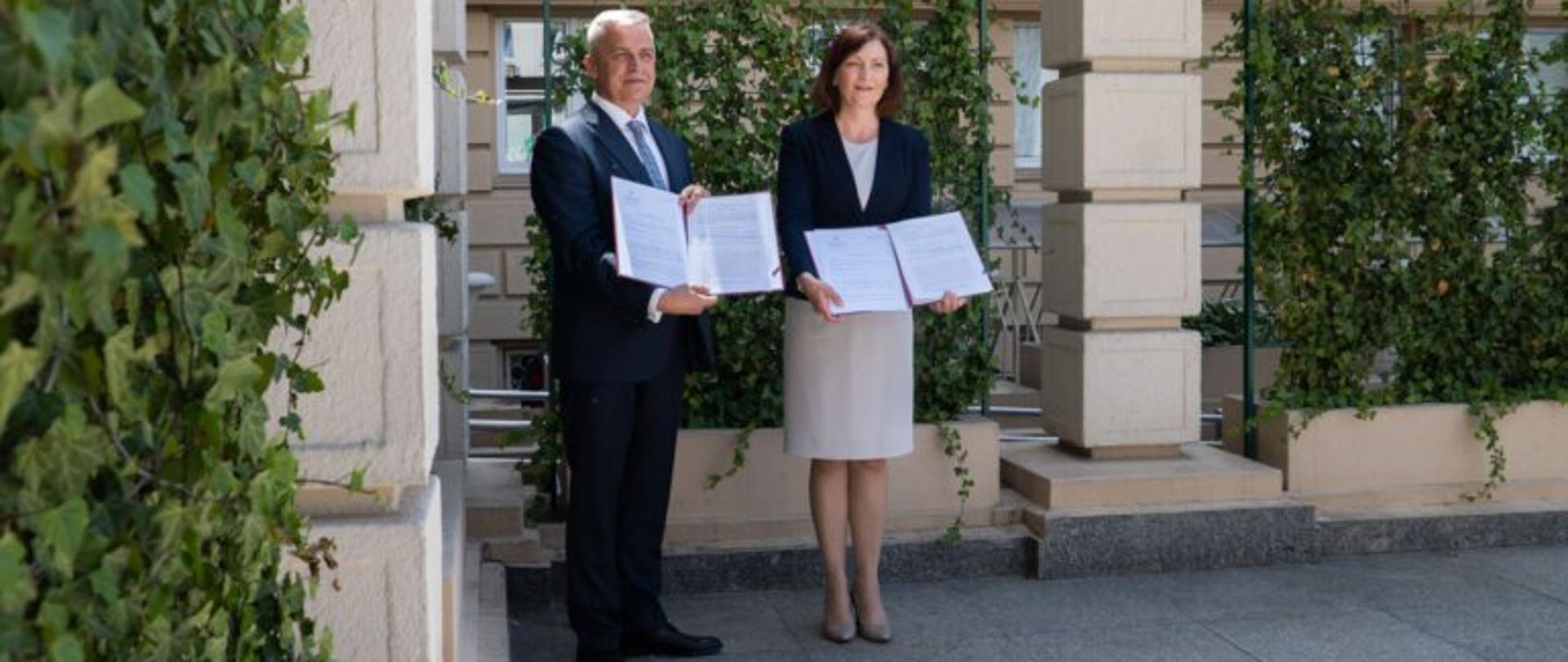 Wojewoda Ewa Leniart i pełniący funkcję prezydenta Rzeszowa Marek Bajdak podczas konferencji prasowej