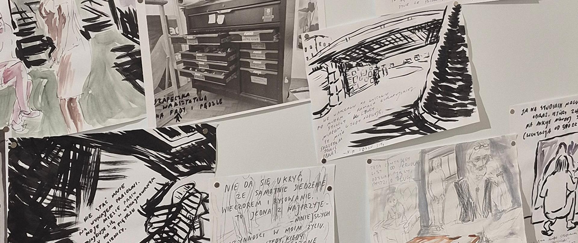 Zbliżenie na fragment ekspozycji składającej się z wielu kartek formatu A4 i większych, przypiętych bezpośrednio do białej ściany za pomocą pinezek. Prace to surowe, ekspresyjne szkice wykonane czarnym tuszem lub markerem, często uzupełnione o długie, osobiste zapiski i refleksje w języku polskim. Na rysunkach można dostrzec m.in. portret palącego mężczyzny, sylwetkę kobiety, architekturę liceum plastycznego oraz szafkę warsztatową.