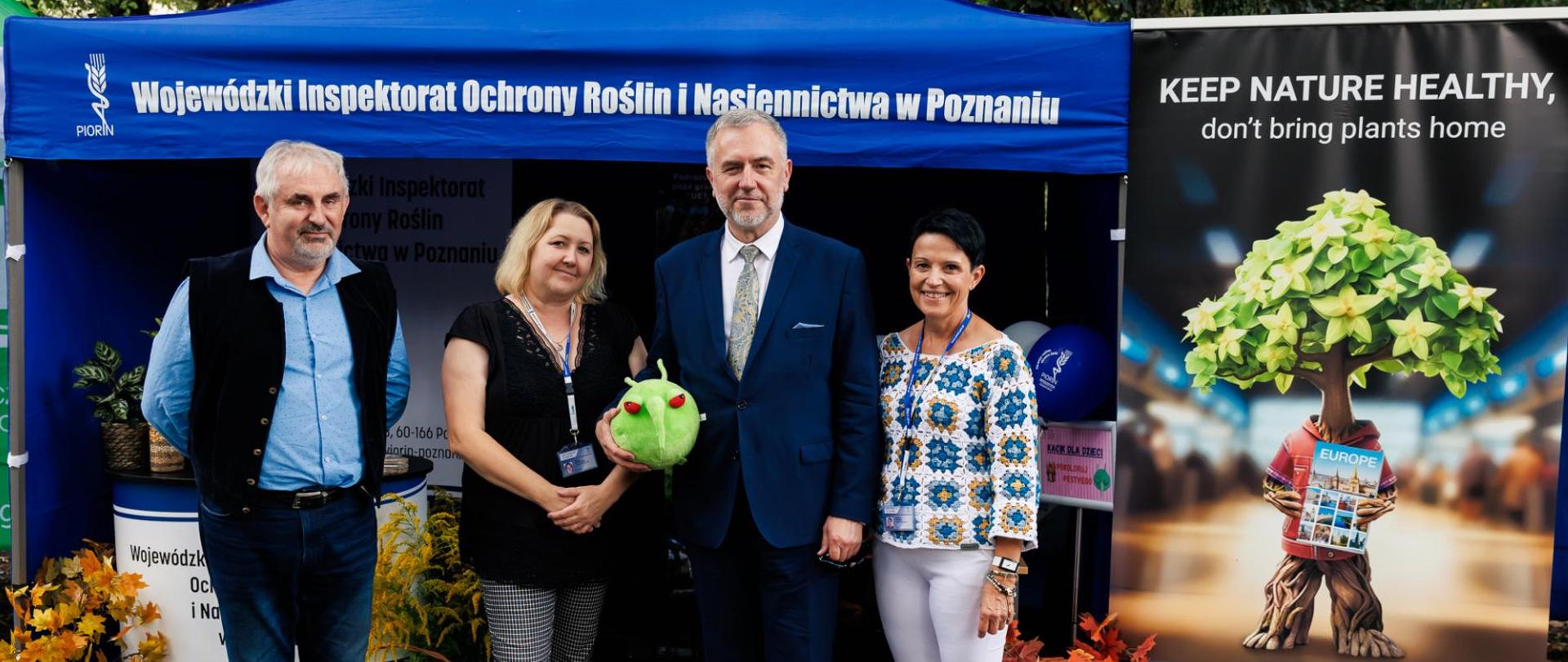 Święto Plonów 2025 w powiecie średzkim - pracownicy WIORiN w Poznaniu wraz z Marszałkiem Województwa Wielkopolskiego Markiem Woźniakiem 