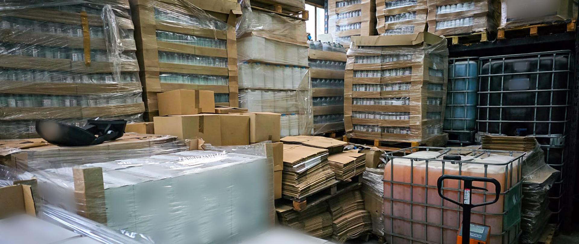 Palety z płynami do prania, płukania oraz mauzery wypełnione płynem