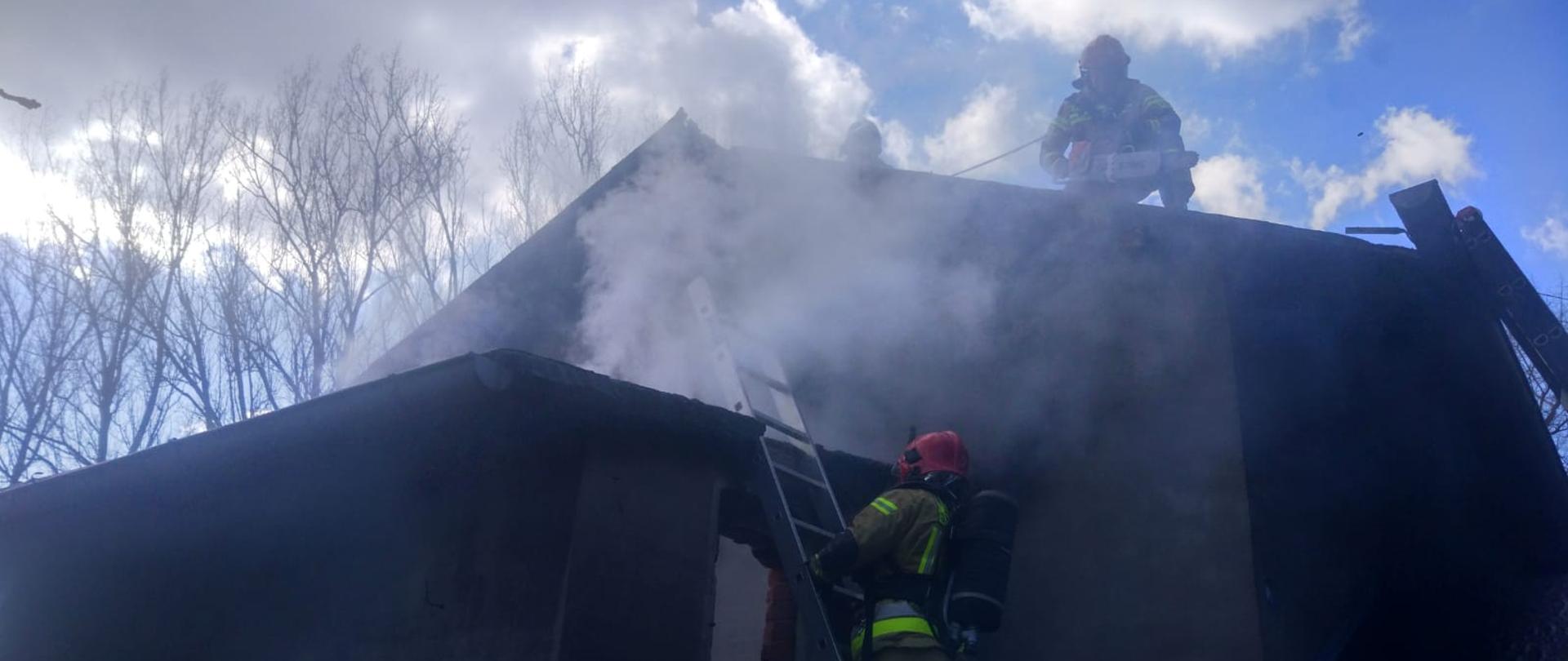 Strażacy działający podczas dogaszania.