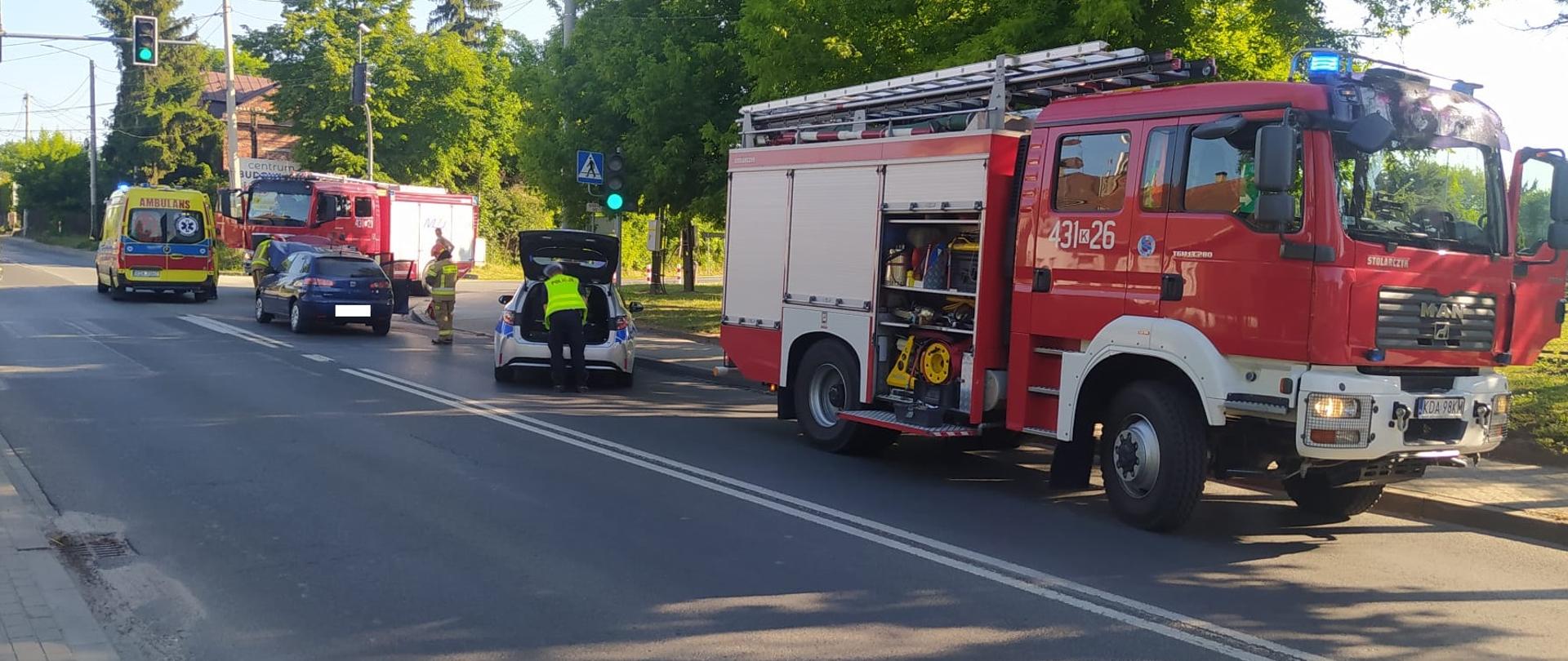 Na zdjęciu widać samochody Państwowej Straży Pożarnej i Policji, Karetkę Pogotowia Ratunkowego, pojazdy biorące udział w zdarzeniu, 
