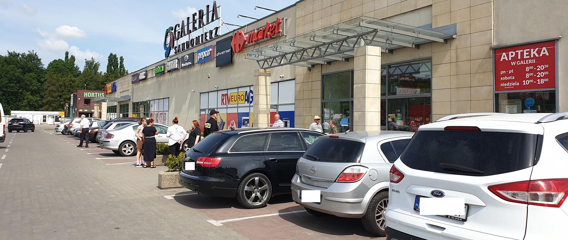 Zdjęcie klienci i personel podczas ewakuacji.