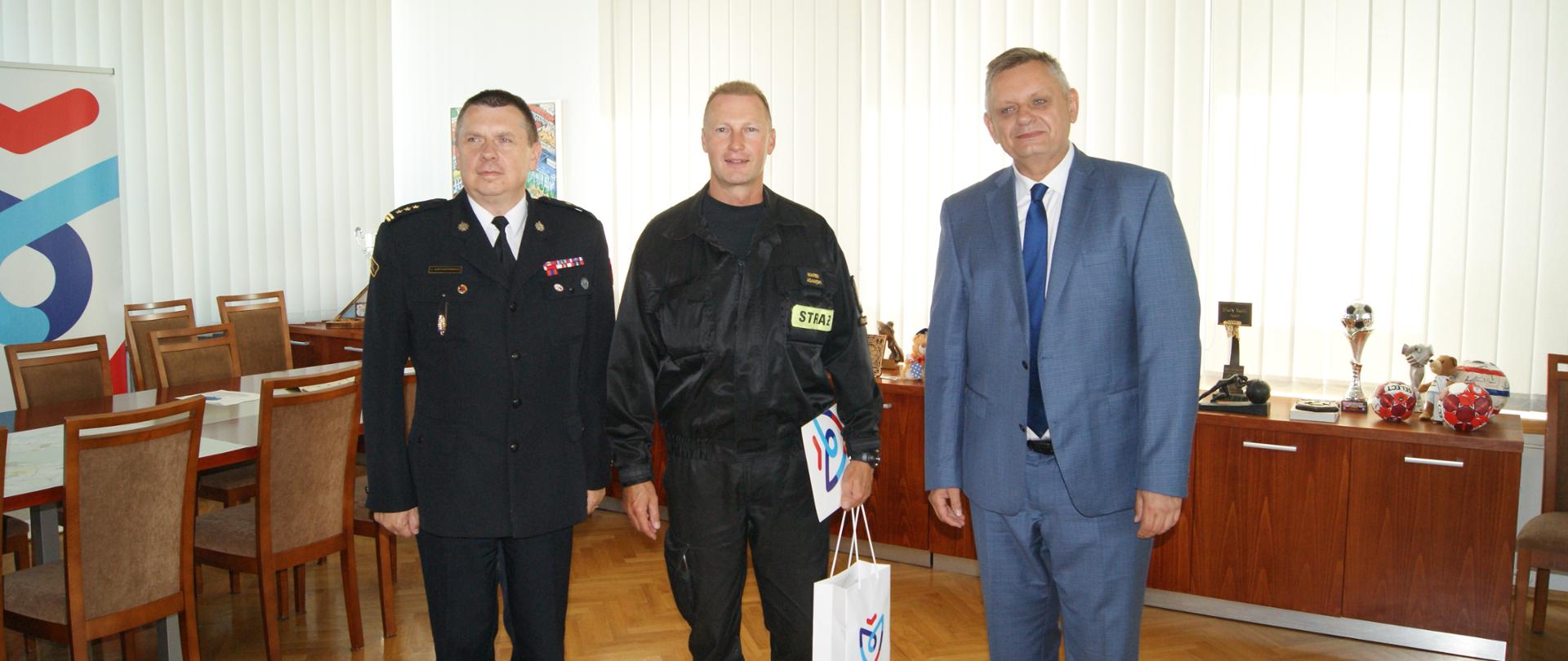 Gratulacje dla Marka Adamskiego od Prezydenta Miasta Koszalina. Grupowe zdjęcie.