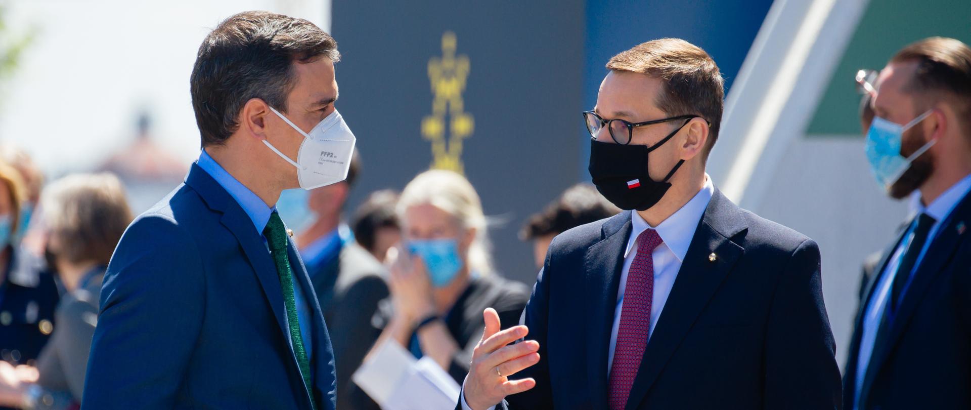 Premier Mateusz Morawiecki i premier Hiszpanii Pedro Sanchez rozmawiają.