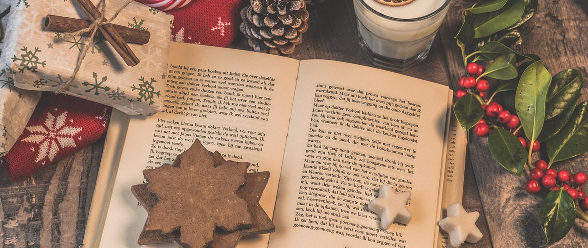 Zdjęcie otwartej książki ze świątecznymi dekoracjami w tle