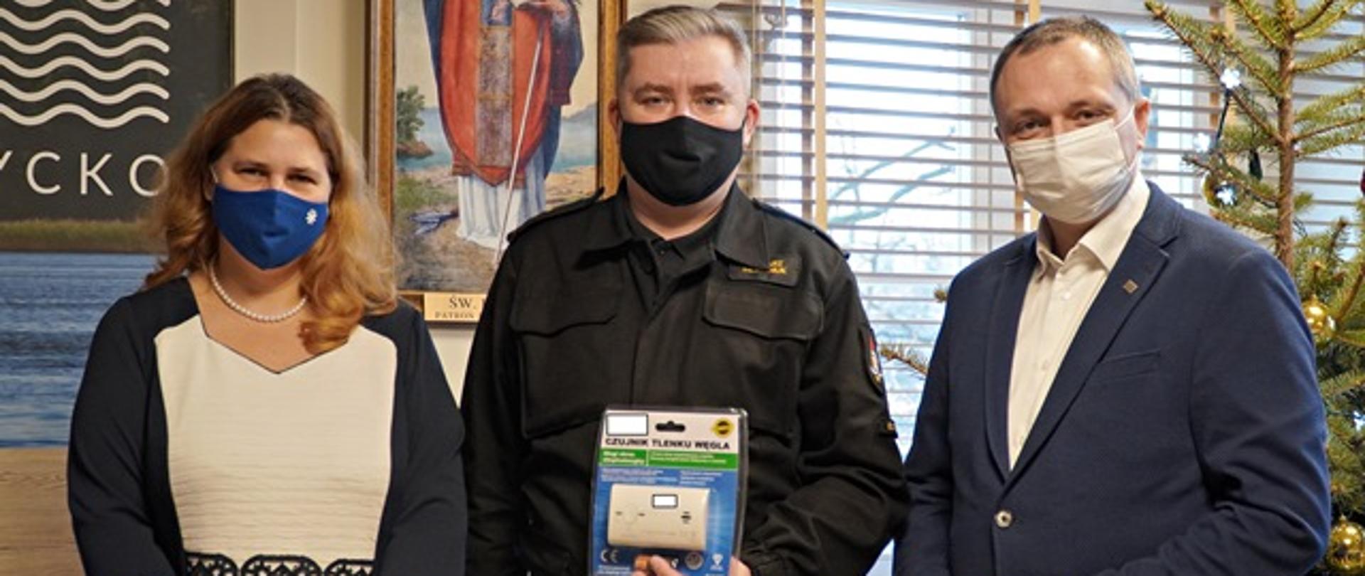 Burmistrz Giżycka wraz z Panią Ewą Ostrowską przekazali czujniki tlenku węgla dla Komendanta Powiatowego PSP w Gizycku