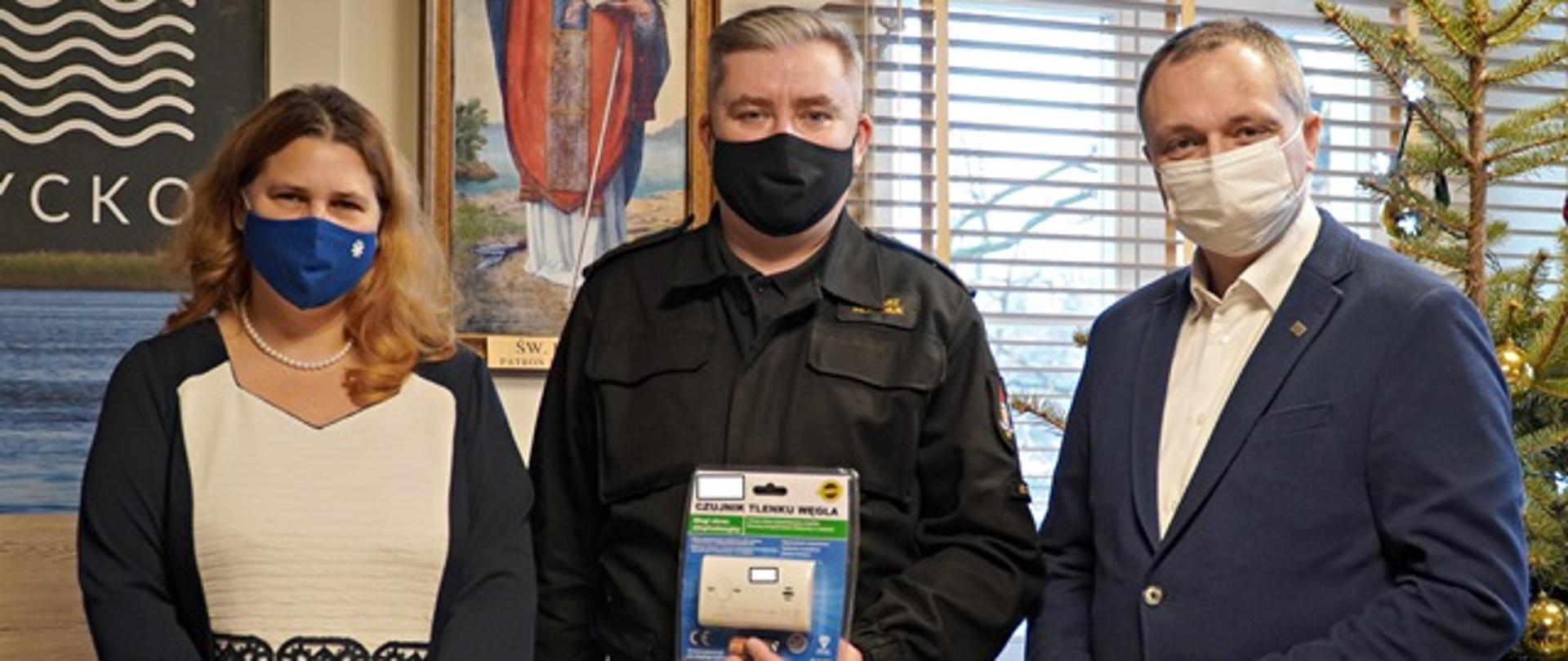 Burmistrz Giżycka wraz z Panią Ewą Ostrowską przekazali czujniki tlenku węgla dla Komendanta Powiatowego PSP w Gizycku