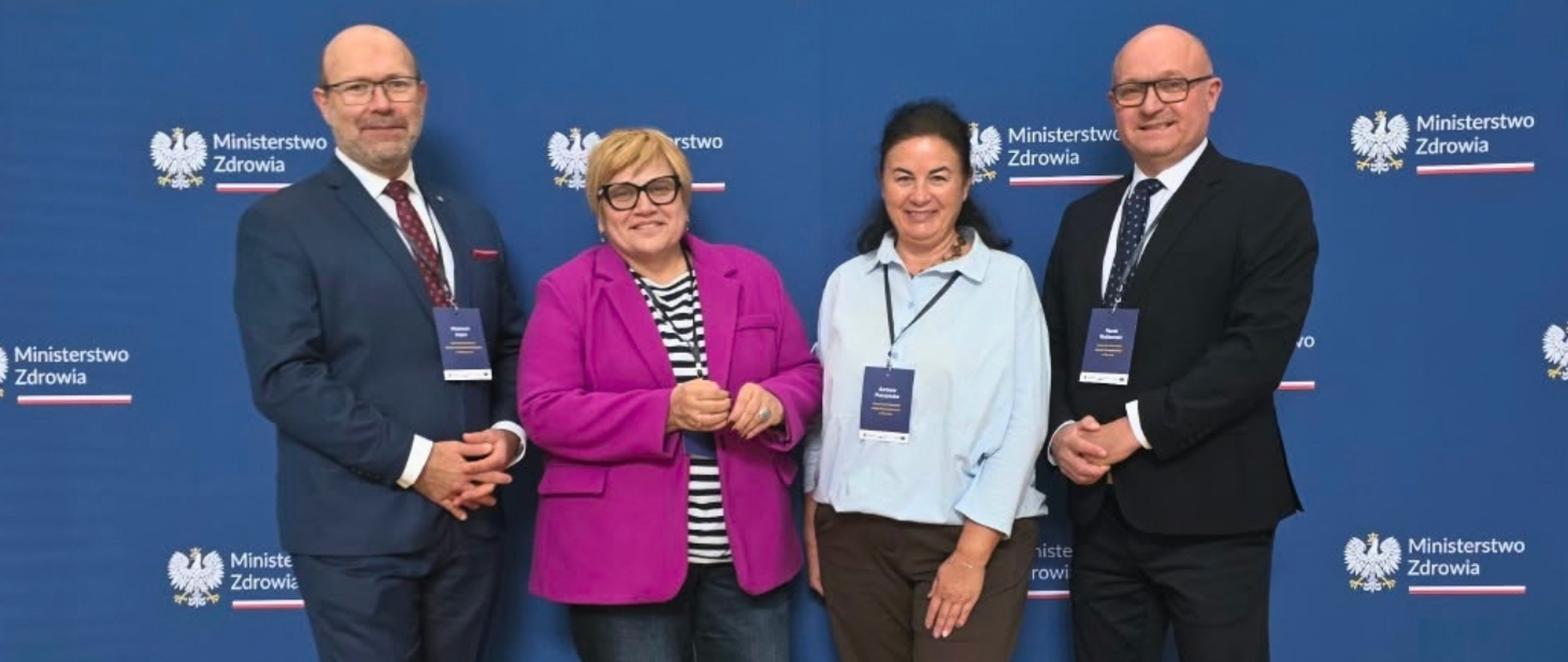 Od lewej: Wojciech Koper, Dorota Doktór, Barbara Ptaszyńska oraz Marek Wojtkowski pozują do wspólnego zdjęcia na tle ścianki z logotypami Ministerstwa Zdrowia. Dwie kobiety i dwóch mężczyzn stoją obok siebie, ubrani elegancko, część z nich ma identyfikatory konferencyjne.