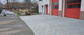 Widok na część budynku garażowo-magazynowego. Przed obiektem nowy podjazd betonowy do garaży.