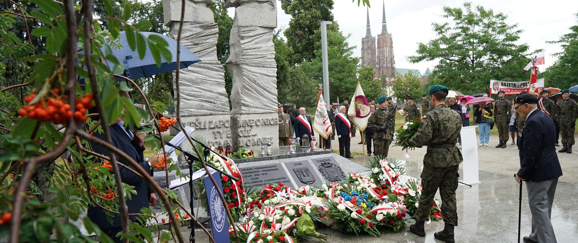 Moment złożenia kwiatów pod pomnikiem ofiar pomordowanych na Kresach 