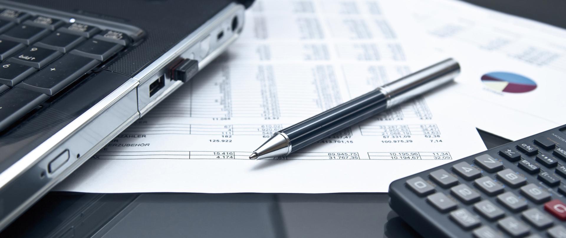 grafika - komputer, faktura, długopis i kalkulator