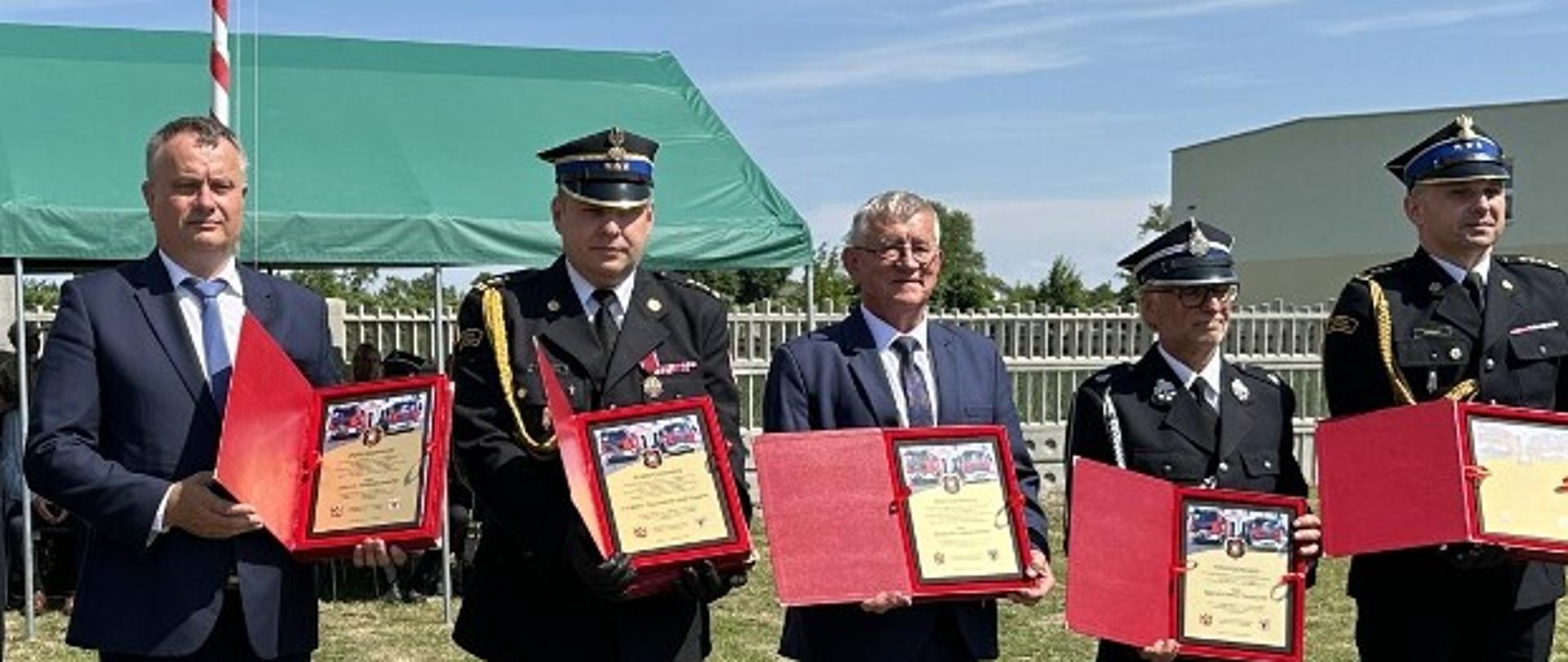 mężczyźni stojący z pudelkiem z podziękowaniami 