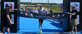Funkcjonariusz PSP z Rudy Śląskiej przekracza metę triathlonu.