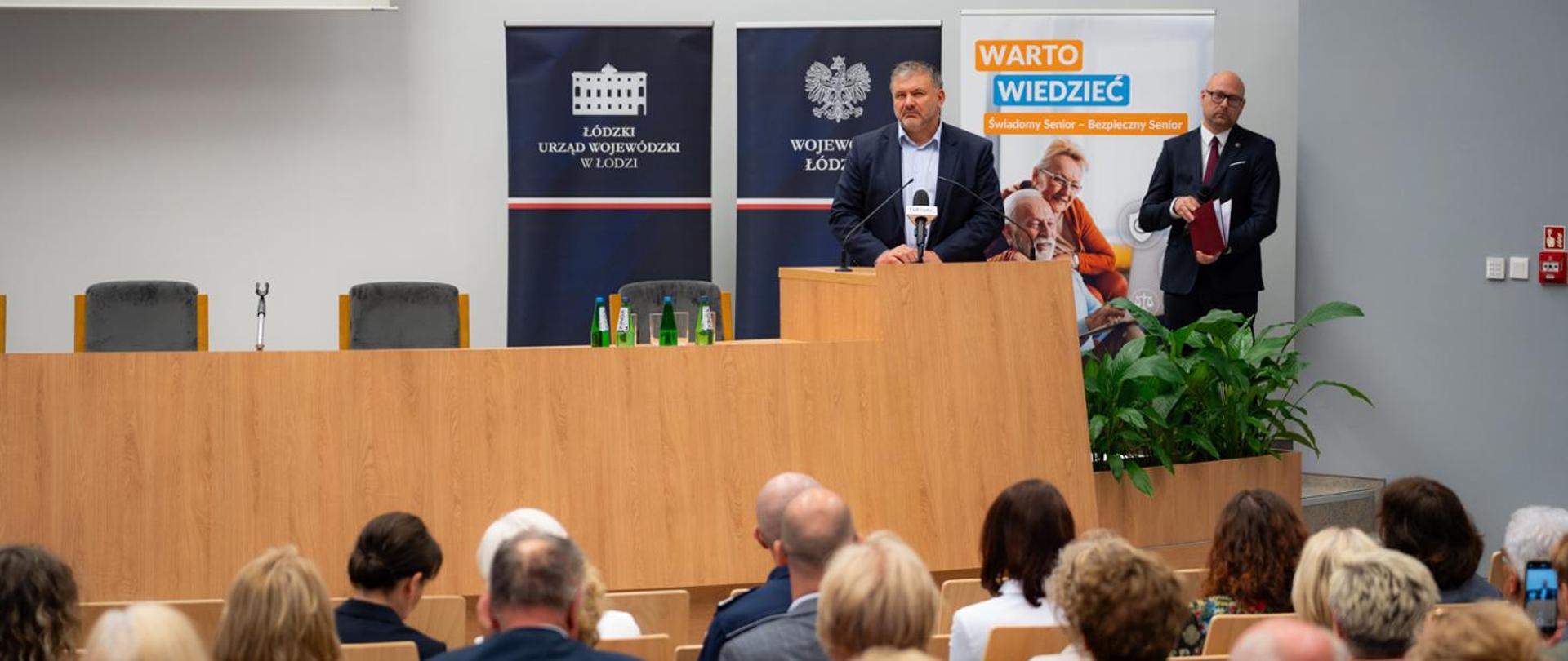 Minister Sprawiedliwości Waldemar Żurek podczas programu „Świadomy Senior - Bezpieczny Senior” w Łodzi.