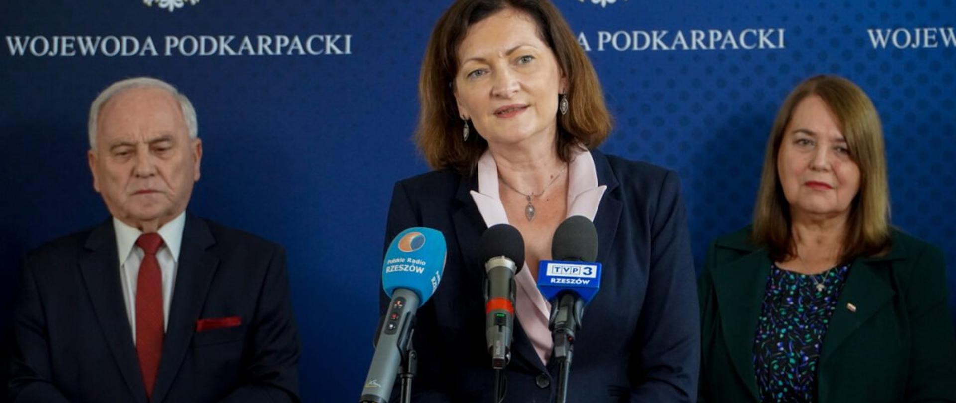 Wojewoda podkarpacki Ewa Leniart zabiera głos podczas konferencji prasowej