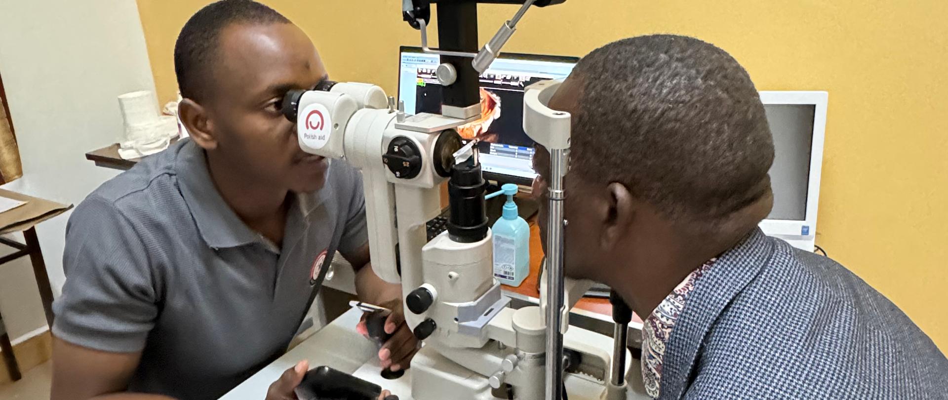 Lekarz bada wzrok mężczyzny za pomocą maszyny