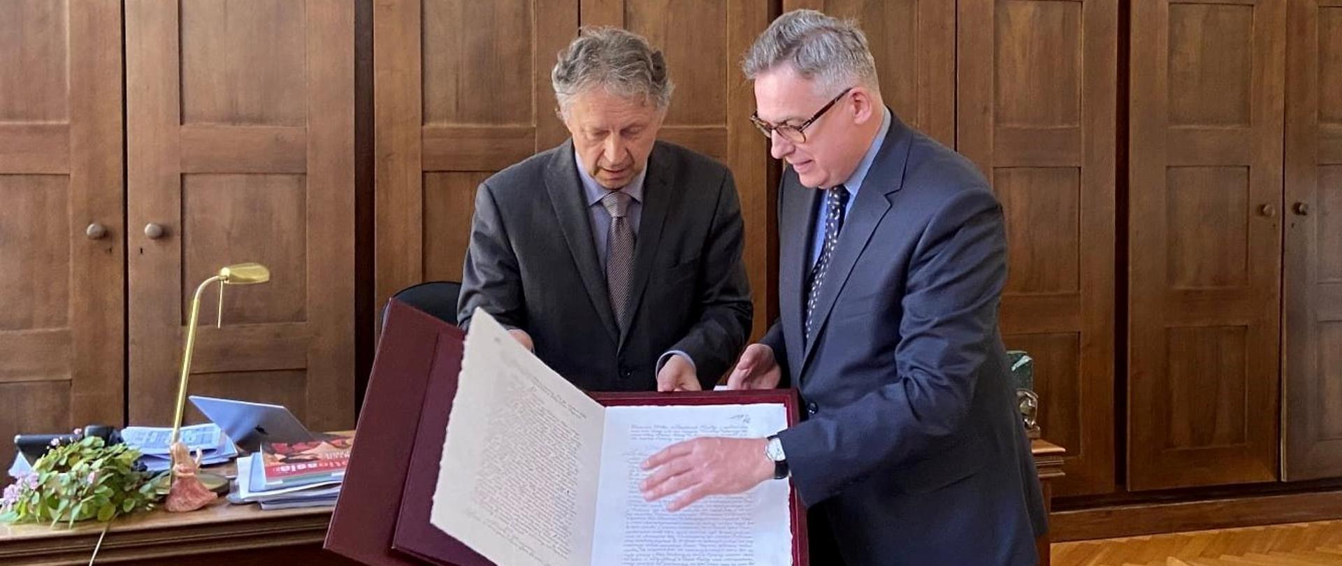 Ambasador RP w Słowenii Krzysztof Olendzki przekazuje faksymile Konstytucji 3 Maja Dyrektorowi Słoweńskiej Biblioteki Narodowej i Uniwersyteckiej Viljemowi Lebanowi