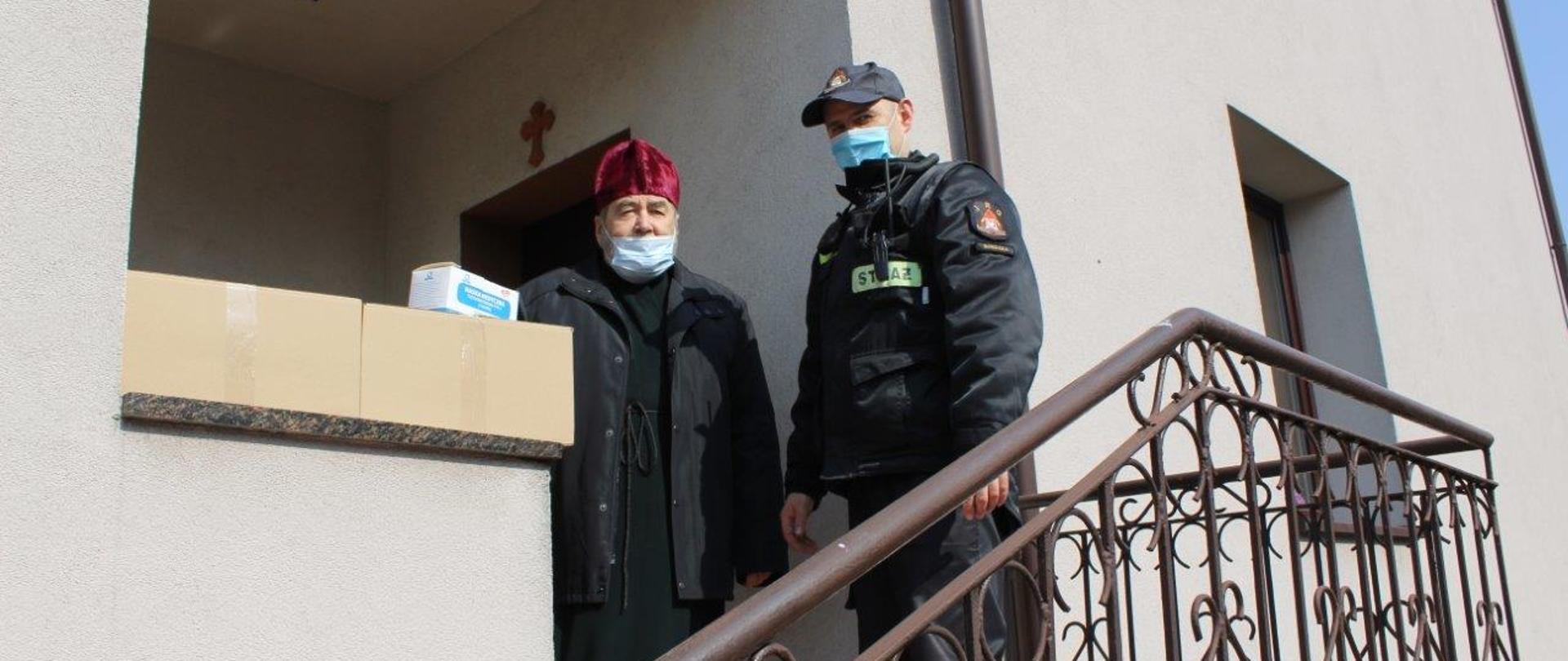 Strażacy powiatu sokólskiego dystrybuują maseczki do parafii