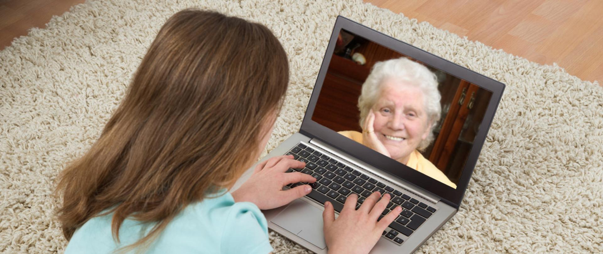 Wideorozmowa wnuczki z babcią 