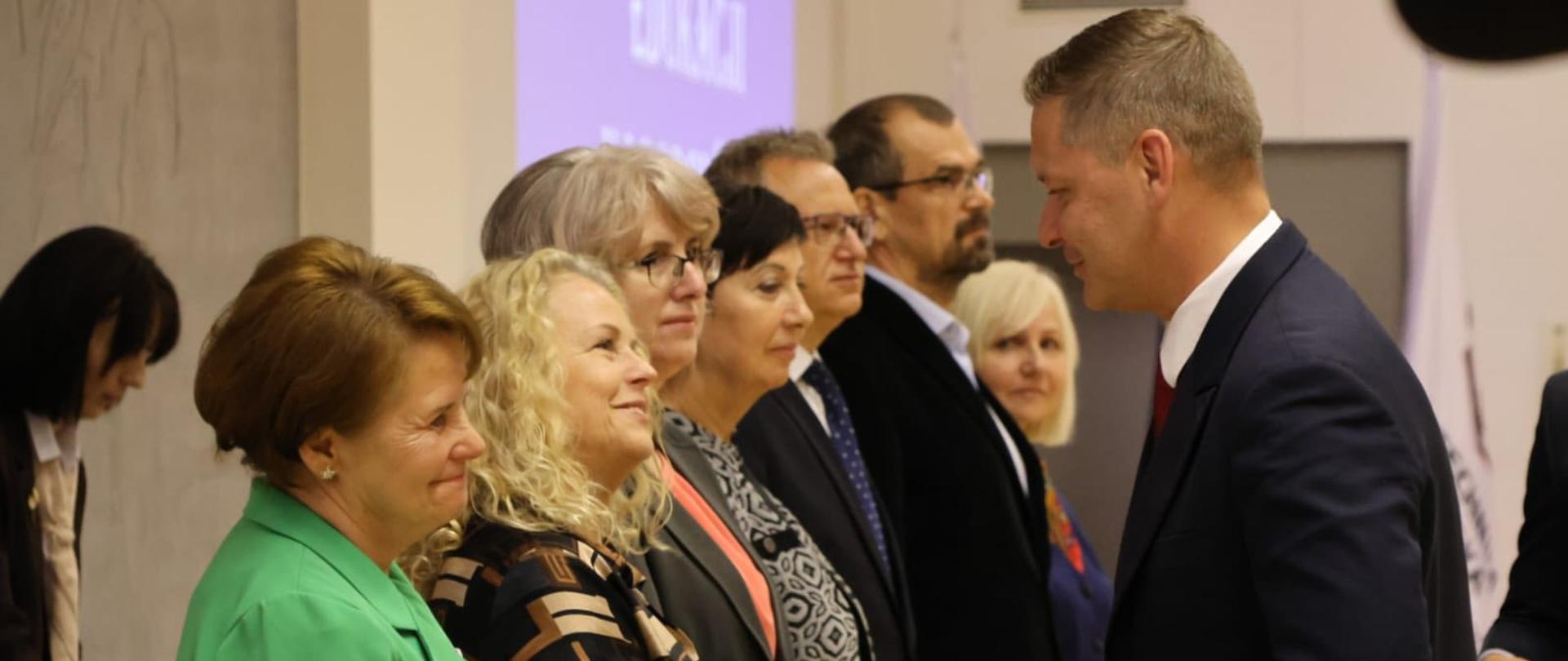 Wicewojewoda Michał Koniuch wręcza odznaczenia państwowe i resortowe nauczycielom, pedagogom i dyrektorom szkół z regionu