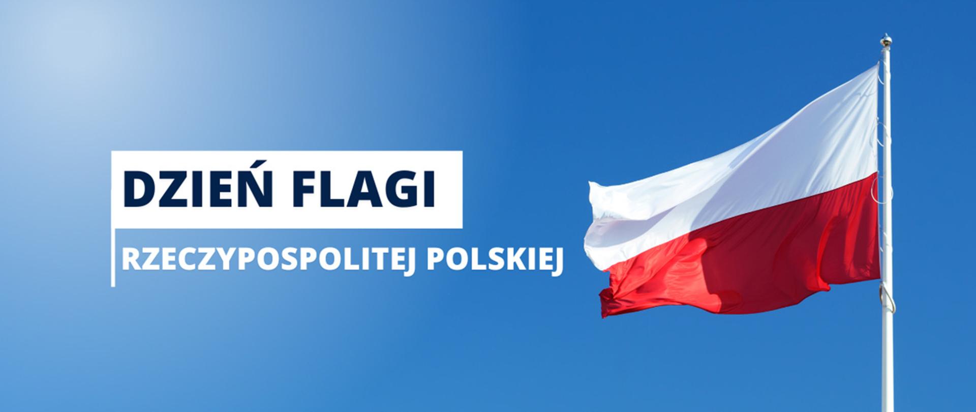 Polska flaga powiewająca na maszcie, obok napis: Dzień Flagi Rzeczypospolitej Polskiej.