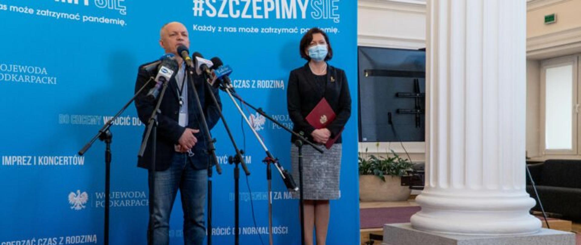 Wojewódzki inspektor sanitarny Adam Sidor przemawia podczas konferencji prasowej na temat sytuacji epidemicznej w regionie. 